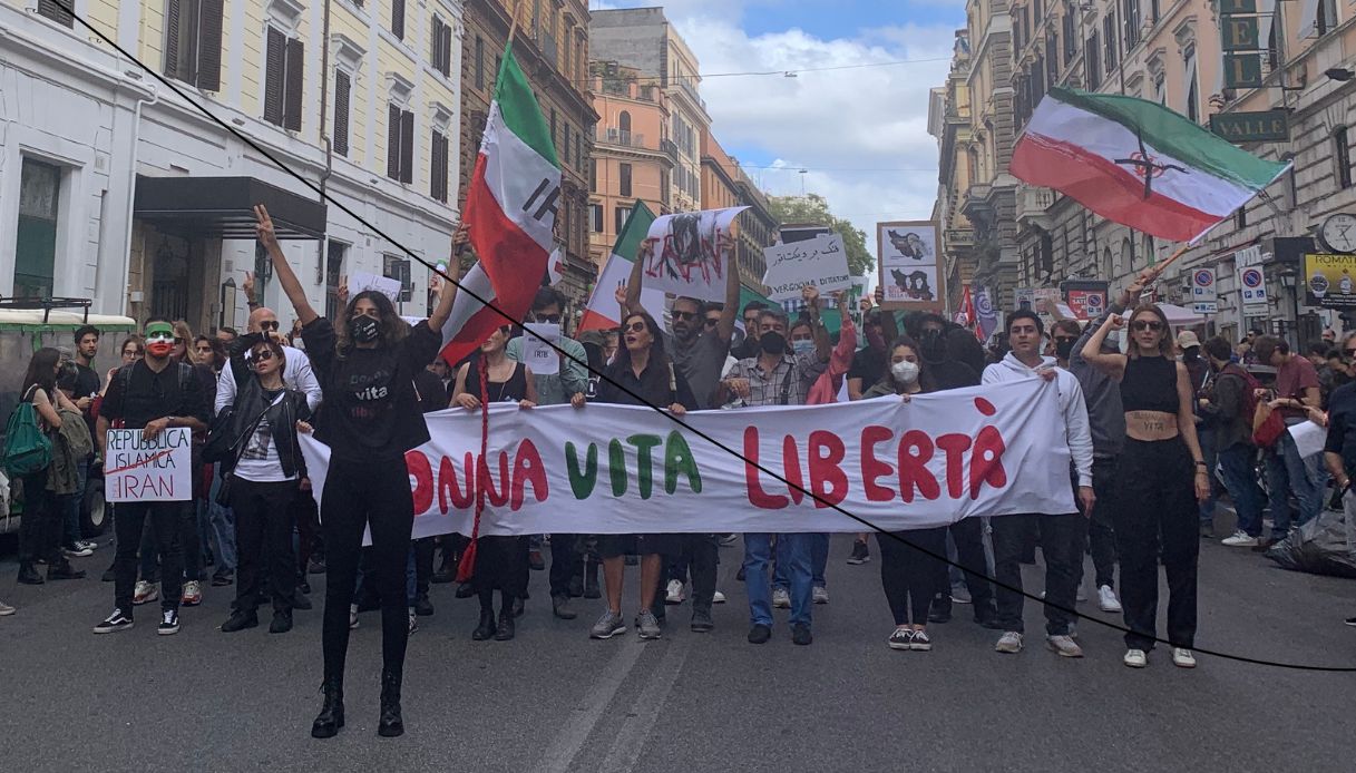 Le Giovani Donne Iraniane Guidano Le Manifestazioni Contro Il Regime